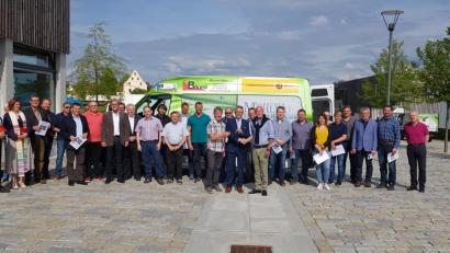 Bild: jss
Bürgermeister Franz Stahl (vorne in der Mitte) bedankte sich bei den Firmenvertretern, und übergab ihnen Urkunden für ihr Engagement.