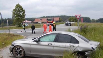 Bild: tok
Der Fahrerin dieses Mercedes passierte ein verhängnisvolles Malheur beim Abbiegen.