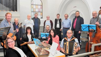 Bild: fjo
Nach einer reifen Leistung strahlen die Mitglieder der "Waidhauser Stubenmusik" um Bernhard Kreuzer (links), der die Gesamtleitung inne hatte.