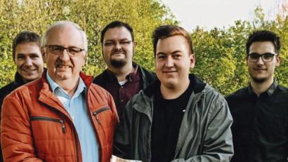 Bild: fsa
Bei strahlendem Sonnenschein übergab Maximilian Wagner von der JU Neusorg (vorne, rechts) 300 Euro an Herbert Putzer (links) von der Kinderkrebshilfe.