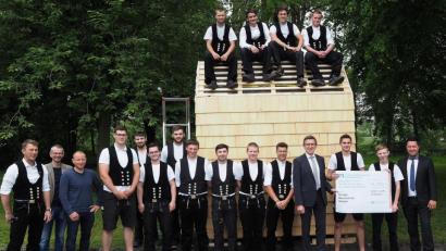 Bild: Bühner
Die Regionalmarktleiter Christian Weigert und Michael Hösl von der Volksbank Raiffeisenbank Nordoberpfalz (Vierter und Erster von rechts) übergeben eine Spende von 2000 Euro an die Zimmererklasse der Europaberufsschule zur Finanzierung des Minihauses für Obdachlose.