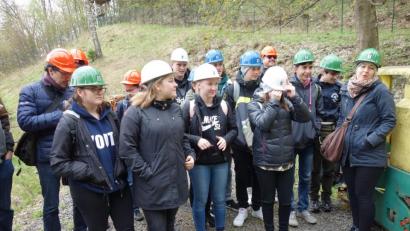 Bild: Tanja Fichtner
Sicher ist sicher. Mit einem Bauarbeiterhelm auf dem Kopf erkunden die Schüler die Bergbaustollen in Jáchymov, in denen früher Häftlinge Zwangsarbeit leisten müssen.
