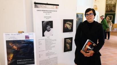 Bild: do
In einem ergänzenden Vortrag zur aktuellen Bilderausstellung von Werken der Gräfin Christa von der Schulenburg erläutert Nicole Richwald (unser Bild) von der Baensch-Galerie Bayreuth im Kloster Speinshart das Leben und Schaffen einer vermeintlich "vergessenen Künstlerin".