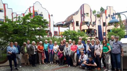 Bild: do
Spektakuläre Kontraste offenbaren sich der VHS-Reisegruppe in Plochingen. Nach dem Bestaunen der mittelalterlichen Fachwerkbauten geht es zur wenige hundert Meter entfernten Hundertwasser-Anlage "Wohnen unterm Regenturm".