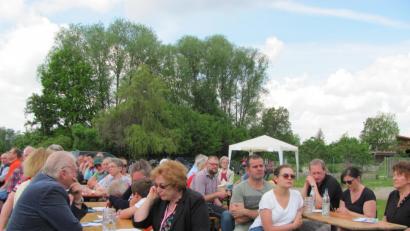 Bild: sei
Zum Gottesdienst im Freien sind bei der Fahrradsternfahrt die Mitglieder von neun weiteren evangelischen Kirchengemeinden nach Mantel gekommen um gemeinsam Gottesdienst zu feiern und um eine gemütliche Zeit beim Mittagessen und Kaffeetrinken zu verbringen.