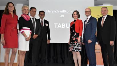 Bild: rgr
Am Digitalen Schulentwicklungstag in Grafenwöhr nehmen (von links) Schulamtsdirektorin Elisabeth Junkawitsch, Schulamtsdirektorin Christine Söllner (Fachliche Leitung Schulamt Neustadt) , Schulamtsdirektor Rudolf Kunz (Fachliche Leitung Schulamt Tirschenreuth), Rektor Thomas Schmidt, (Grafenwöhr), Schulrätin Martina Puff (Schulamt Tirschenreuth), Abteilungsdirektor Thomas Unger (Regierung Oberpfalz) und leitender Regierungsschuldirektor Johann Hilburger teil.