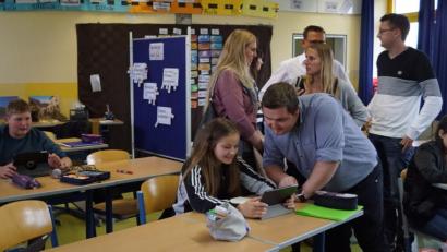 Bild: weu
Mit dem Modellversuch "Taff" rückte die Mittelschule in den Fokus von Lehrkräften aus ganz Bayern. Beim Besuch Im Deutschunterricht stellen die Schüler ein digitales Lesetagebuch her.
