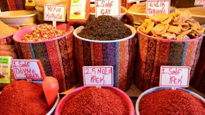 Bild:  Ilhan Balta – stock.adobe.com
Die türkische Küche lebt von ihren Gewürzen.