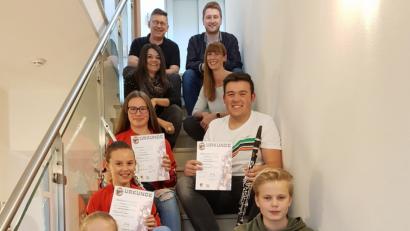 Bild: Daniela Juraske
Die Vorsitzenden des Vereins Blaskapelle Teunz, Tobias Schmid, Daniela Juraske (rechts) und Stellvertreterin Ramona Götz lobten den Probenfleiß und überreichten die Urkunden an die Nachwuchsmusikanten. Ausbilder Stefan Karl (oben links) war stolz über das gute Abschneiden.