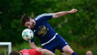 Bild: ham
Pfreimds Torjäger Bastian Lobinger (links) hatte gegen die robuste Bacher Defensive einem schweren Stand.