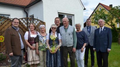Bild: gi
Maria Rappl (mit Orchidee) konnte ihren 80. Geburtstag feiern. Dazu gratulierten ihr Mann Hans und Sohn Wolfgang (Vierter und Fünfter von rechts) sowie Enkel Stefan, Tochter Christine, Schwester Erna, Schwester Cilly, Bürgermeister Hermann Ach und Pfarrer Josef Most (von links).