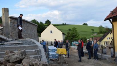 Bild: bnr
Der Bau er neuen Friedhofmauer kommt langsam zum Abschluss. Der Gemeinderat machte sich ein Bild vor Ort.