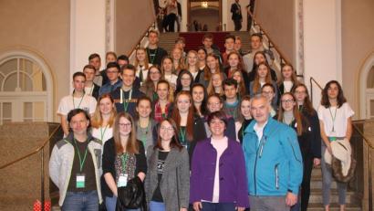Bild: exb
Gruppenbild der Klassen 10 b und 10c auf der großen Prunktreppe des Maximilianeums mit MdL Anna Toman (Mitte) und den Begleitlehrkräften Stefan Heldwein (links) und Uli Roth (rechts).