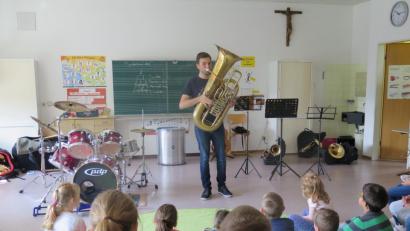 Bild: jzk
Patrick Oroudji zeigt den Grundschülern, wie er auf der „dicken“ Basstuba auch Melodien spielen kann.