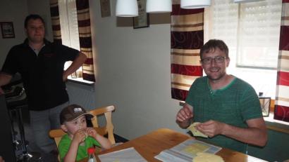 Bild: gz
Einiges Organisieren und Vorbereiten für den Vatertag müssen Feuerwehrvorsitzender Jürgen Bösl und Stellvertreter Stefan Schönberger (von rechts) mit ihrem Team. Beim Käse-Portionieren wurde Bösl von seinem Sohn Florian als Vorkoster bestens untersützt.