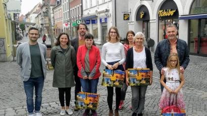 Bild: Fitzgerald
Bei der Übergabe der Preise (von links): Roman Edel, Verena Fitzgerald, Sebastian von der Recke, Maria Popp, Sabrina Netta, Silvia Wettengel-Müller, Andrea Schäfer und Horst Strobl mit Emilie Krause.
