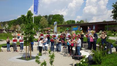 Bild: exb
Der Posaunenchor gibt ein Ständchen am Brombachsee.