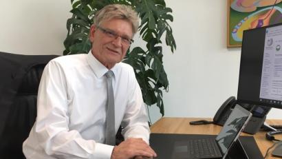 Bild: phs
Der Schreibtisch ist nicht geräumt, sondern papierlos. Wenige Wochen bleibt Norbert Städele der BHS Corrugated als Denker und Lenker aber noch erhalten.