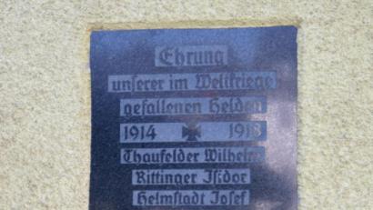 Bild: njn
An der alten Stadthalle erinnerten zwei Gedenktafel an die gefallenen Turner.