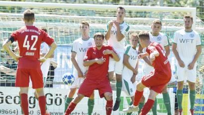 Bild: Hubert Ziegler
Der Rosenheimer Pius Krätschmer (vorne) zirkelt einen Freistoß an der Gebenbacher Abwehrmauer vorbei auf das Tor von Michael Nitzbon.
