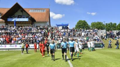 Bild: zg
Die DJK Gebenbach und der TSV 1860 Rosenheim beim Einmarsch.