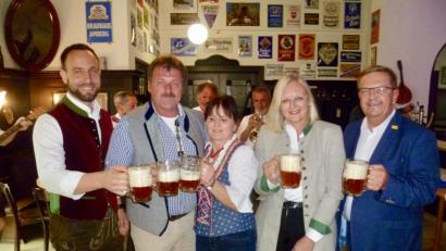 Bild: usc
Ein Prosit auf eine schöne, erfolgreiche Pfingstdult (von links): Bräu Franz Kummert, das neue Festwirts-Ehepaar Reinhard und Anita Gschrey, ACC-Geschäftsführerin Petra Strobl und Bürgermeister Martin Preuß.