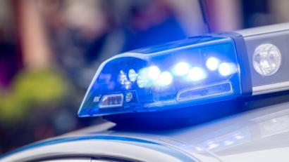 Bild: Lino Mirgeler
Blaulicht leuchtet auf dem Dach eines Polizeiwagens. Foto: Lino Mirgeler/Archivbild