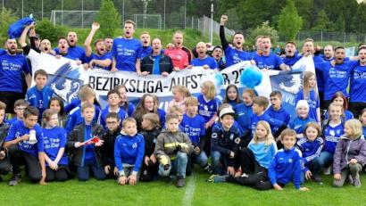 Bild: Hubert Ziegler
Mit einem knappen 1:0 (1:0) Sieg gegen den SC Ettmannsdorf II steigt der FV Vilseck unter dem scheidenden Trainer Hakan Boztepe vor 597 Zuschauern im Raigeringer Pandurenpark wieder in die Bezirksliga auf. Das "goldene" Tor erzielte Kapitän Stefan Liermann in der 44. Spielminute.