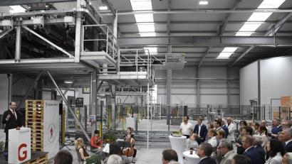 Bild: Petra Hartl
Der bayerische Finanzminister Albert Füracker (links) bei der Festansprache zur Einweihung der zwei neuen Godelmann-Produktionslinien, die eine Gesamtinvestition von 25 Millionen Euro darstellen.