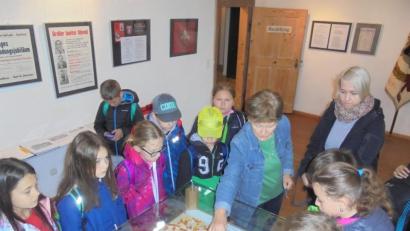 Bild: tu
Beim Museumsbesuch mit Grete Reger vom Museumsarbeitskreis dürfen die Kinder auch Fragen stellen.