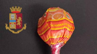 Bild: agentur_dpa
30.05.2019, Italien, Rom: Das von der Polizei in Rom herausgegebene Handout zeigt die "Tatwaffe", einen mit einer Nadel präparierten Lutscher, mit der ein Mann einen Überfall versucht hat. Foto: Polizei Rom/dpa