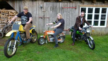 Bild: w
Der Vorsitzende der Kreidler- und Mopedfreunde, Daniel Retzer, Marie Meierhöfer und Stellvertreter Sebastian Barthel (von links) freuen sich auf viele Gäste.