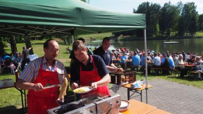 Bild: gz
Die Mitglieder des Fischereivereins bereiten sich mit leckeren Speisen bestens auf die Besucher vor.