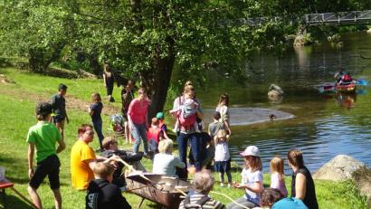 Bild: wrm
Viel geboten ist beim Spielplatzfest der Gemeinschaft St. Georg, dem Unterstützungsverein der Pfadfinder. Rund um die Naab geht es auf dem Areal bei bestem Vatertagswetter rund.