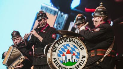 Bild: Bayernwerk
Die Wurzer haben sich zum 950. Geburtstag des Ortes einen schrägen Haufen eingeladen, der seit dem Auftritt beim Dorfjubiläum vor 25 Jahren deutlich an Gewicht verloren hat, aber nach Aussage ihres Kommandanten Norbert Neugirg nicht an Qualität gewonnen habe: Die Altneihauser Feierwehrkapell'n.