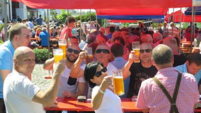 Bild: adj
Tolle Stimmung bei herrlichem Sonnenschein beim 10. Bierfest der Freiwlligen Feuwerwehr.