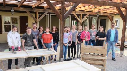 Bild: bsc
Einer Großbaustelle glich das Friedenfelser Jugendheim in den letzten Tagen. Die Friedenfelser Ministranten (Bild) opfern 72 Stunden ihrer Freizeit und beteiligten sich an der bundesweiten Sozialaktion der Deutschen Katholischen Jugend und verpassten der beleibten Begegnungsstätte ein neues Outfit mit frischen neuen Farben und Materialien.