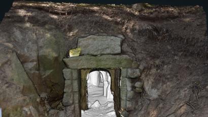 Bild: Johannes Grillmeier
Erst auf dem PC wird sichtbar, was in mühevoller Kleinarbeit vom Laser aufgezeichnet wurde. Mithilfe von Fotografien, werden die farblosen Laserpunkte in das richtige Licht gerückt.