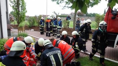 Bild: fjo
Intensiv kümmern sich die Einsatzkräfte um die fiktiv Geretteten unter den interessierten Blicken der Feuerwehrleitung auf Landkreisebene.