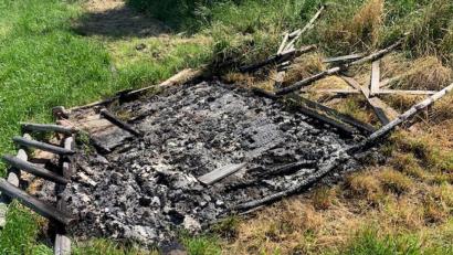 Bild: piam
Vom Hochsitz in der Luitpoldhöhe ist nur noch Staub und Asche übrig.