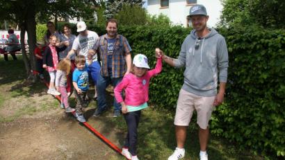 Bild: wro
Bei der Kindergarten-Olympiade war auch die Unterstützung der Mamis und Papis gefragt.