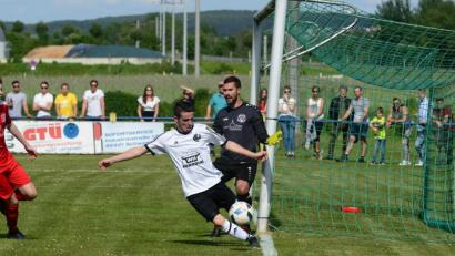 Bild: ham
Torwart statt Libero: Nabburgs Patrick Greindl (hinten) sprang gegen den SV Alten- und Neuenschwand in die Bresche, nachdem Stammkeeper Patrick Frummet krank ausgefallen war.