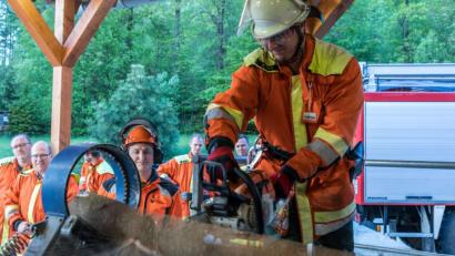 Bild: exb
Wolfgang Voit, stellvertretender Kommandant der Feuerwehr Fichtelberg, übt unter Anleitung durch Forstwirtschaftsmeister Korbinian Scherm von den Bayerischen Staatsforsten das gefahrlose Durchtrennen eines gespannten Baumstämmen an einem Spannungssimulator.