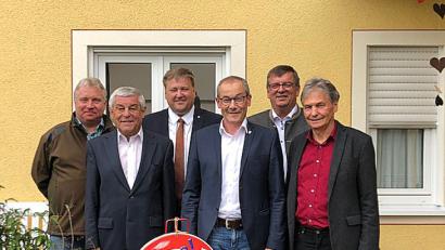 Bild: bö
Eine gelungene Überraschung zum 50. Geburtstag für Erwin Geitner (Vierter von links) war der Besuch seiner Amtskollegen (von links) Markus Dollacker, Altbürgermeister Gotthard Färber, Stefan Braun und Peter Braun sowie von Riedens Zweitem Bürgermeister Josef Weinfurtner.