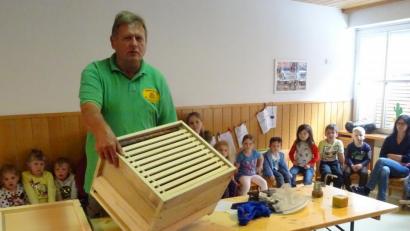 Bild: njn
Aus erster Hand informierte der Vorsitzende des Imkervereins, Klaus Schmidt, die Buben und Mädchen des Kunterbunt-Kindergartens über die allgemeine Bienenzucht.