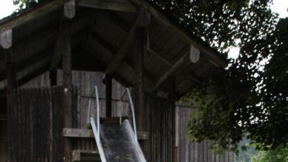 Bild: frd
Vier Meter lang ist die Rutsche auf dem Spielplatz in Rottendorf, die mittlerweile in die Jahre gekommen ist. Der Gemeinderat hat eine Erneuerung des Spielgeräts auf den Weg gebracht.
