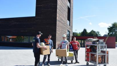 Bild: szl
Der Umzug in das neue Feuerwehrgerätehaus ist fast geschafft: An Christi Himmelfahrt halfen Christian Nickl, Lukas Fenzl, Nico Blei und Erik Wolfrum (von links) noch fehlend Utensilien vom Lengenfelder Weg in die Mitterteicher Straße umzusiedeln.