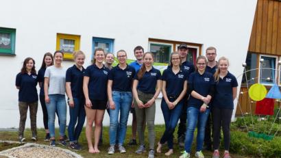 Bild: njn
Stolz präsentierte die katholische Jugend ihren selbst errichteten Barfußpfad im Kindergarten.