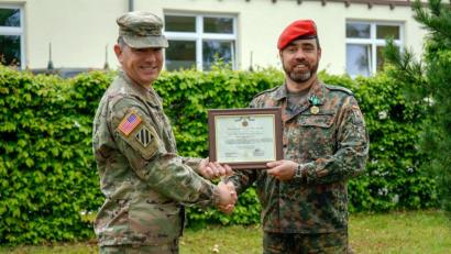 Bild: mor
Oberst William Glaser (links) verleiht an Oberstleutnant Florian Rommel die „Army Comendation Medal“.