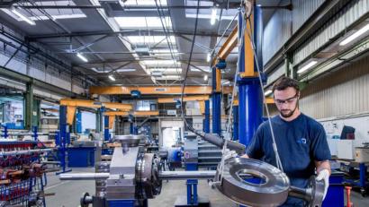 Bild: Robert Kwiatek/KSB
Ein Mitarbeiter von KSB fertigt eine Gliederpumpe.